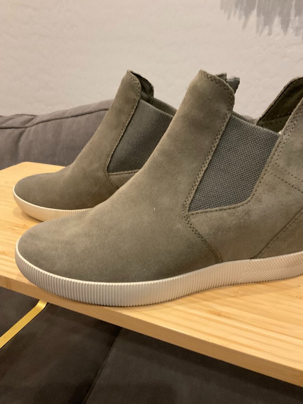 Sorel Olive Suede Chelsea Wedge Sneaker Booties Womens Size 9